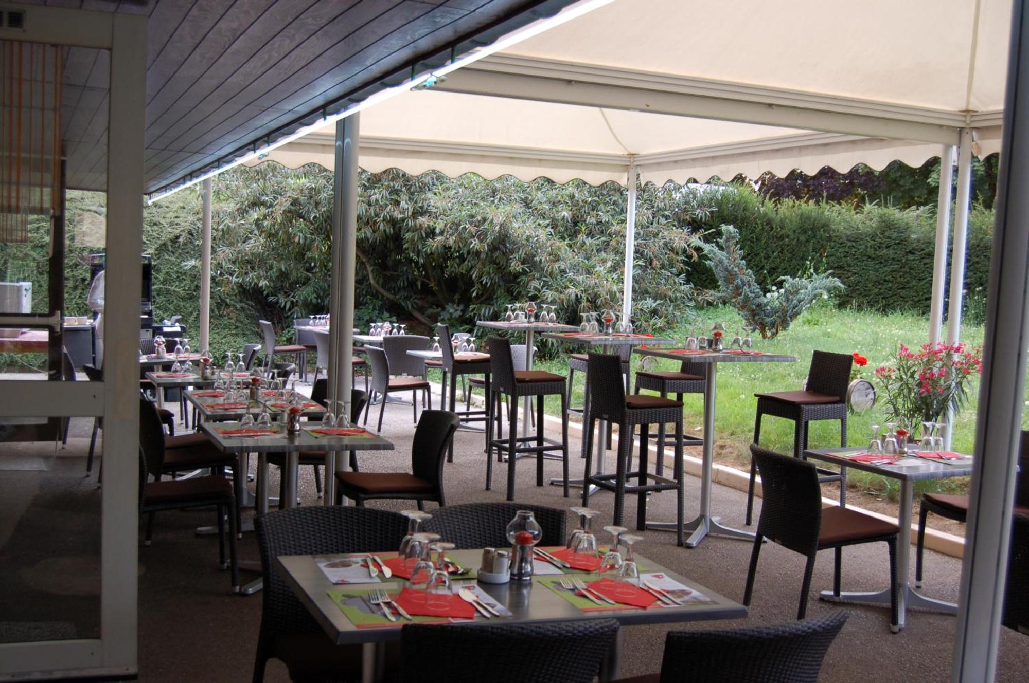 Logis Hotel Lons-Le-Saunier - Restaurant Le Grill Restaurang bild