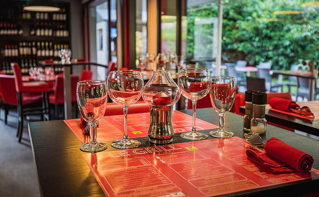 Logis Hotel Lons-Le-Saunier - Restaurant Le Grill Exteriör bild